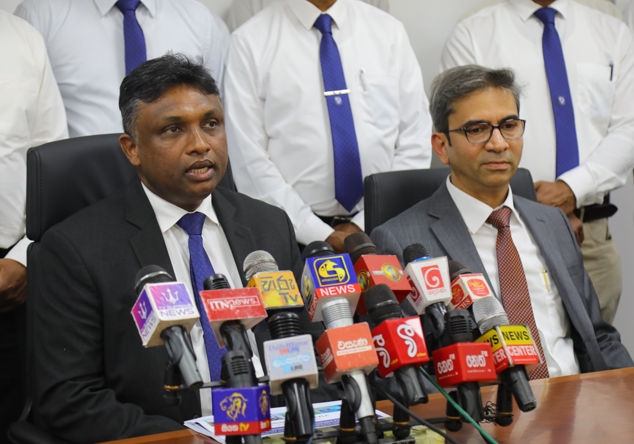 Signing ceremony MDs shaking hands